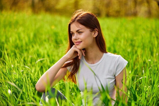 Foto giovane donna seduta sul campo