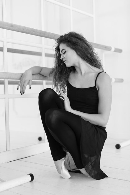 Photo young woman sitting on floor at home