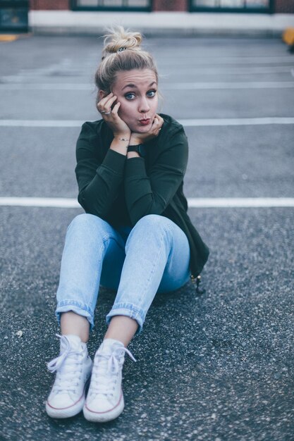 Photo young woman sitting on floor