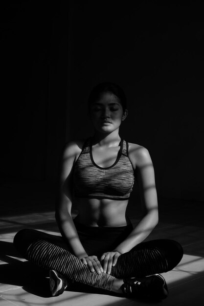 Photo young woman sitting at home