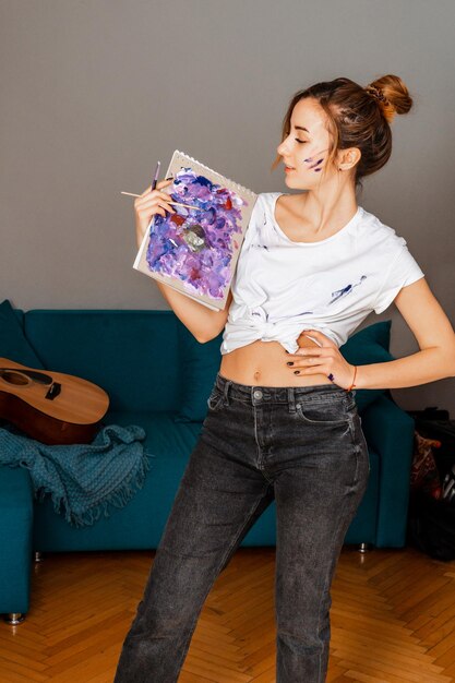 Photo young woman sitting at home