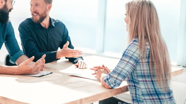 Foto giovane donna seduta al colloquio in ufficio. il concetto di occupazione