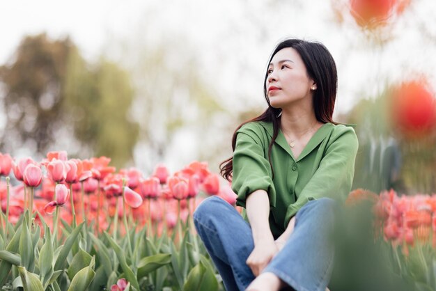 写真 フィールドに座っている若い女性