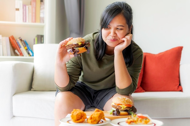 写真 家のソファに座っている若い女性