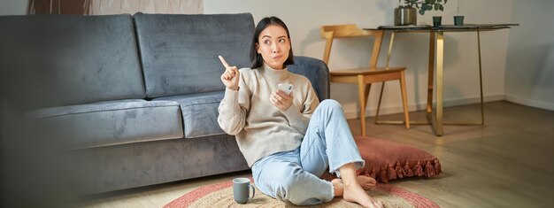 写真 家のソファに座っている若い女性