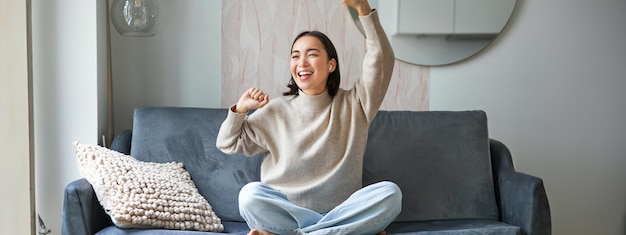 写真 家のソファに座っている若い女性