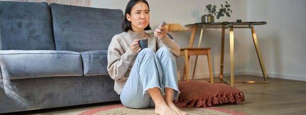 写真 家のソファに座っている若い女性