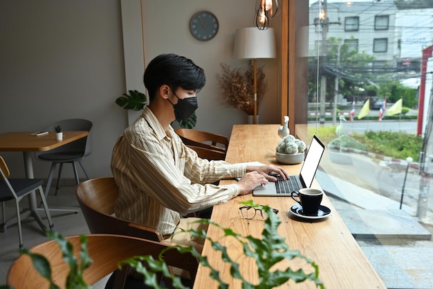 写真 カフェのテーブルに座っている若い女性