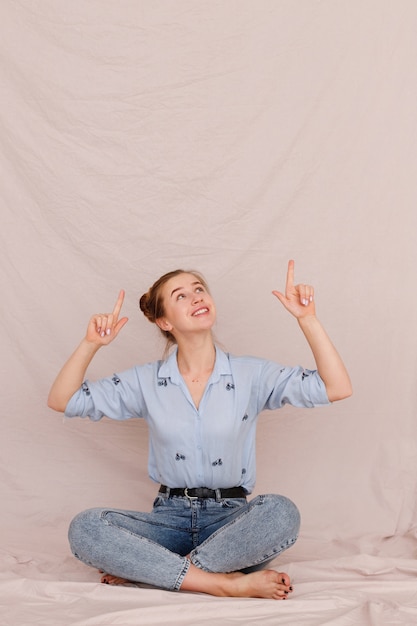 写真 床に座って上向きの若い女性