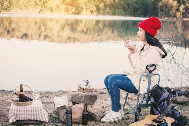 Photo young woman sitting outdoors