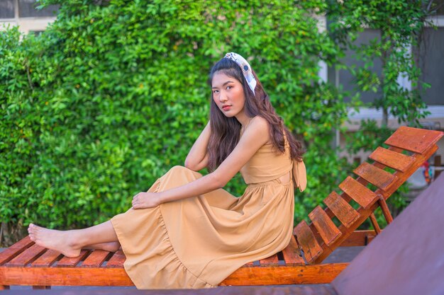 Photo young woman sitting outdoors