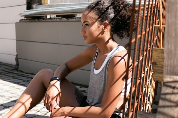 Photo young woman sitting outdoors