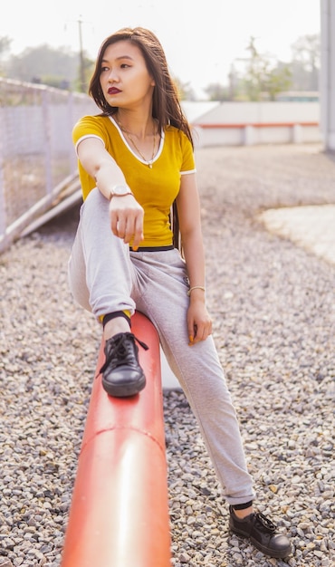 Photo young woman sitting outdoors