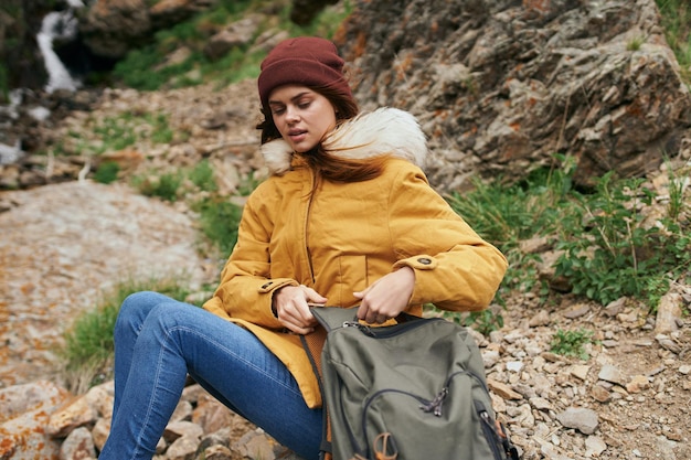 Foto giovane donna seduta su una roccia