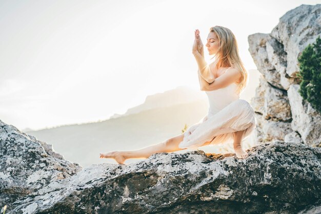 Photo young woman sitting on rock