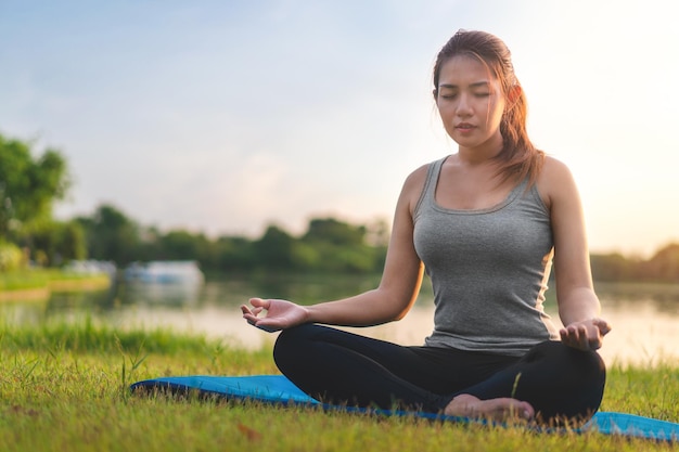 Photo young woman sitting on seat in park