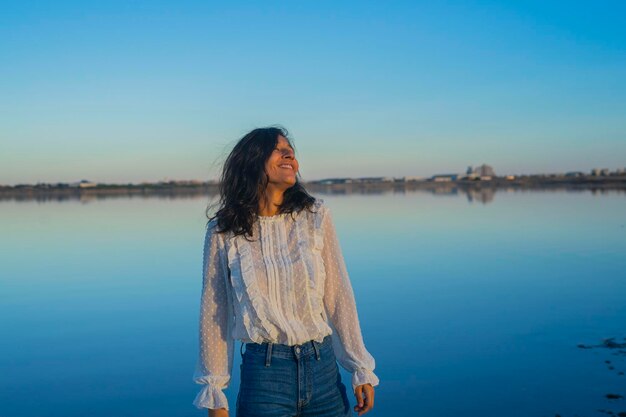 Foto giovane donna seduta e sorridente a casa