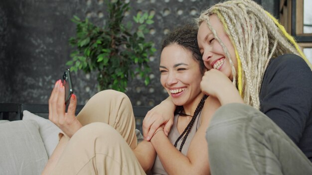 Photo young woman sitting on smiling while holding hands