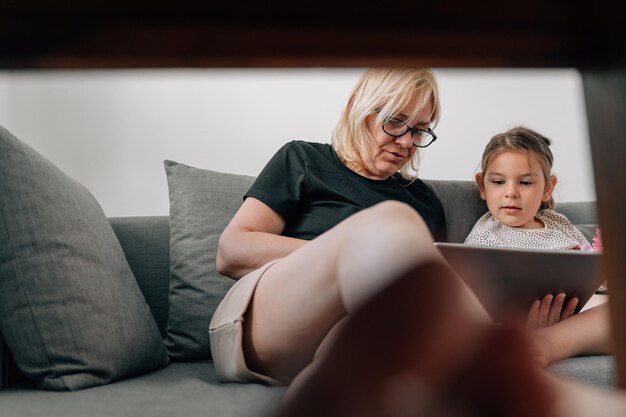 Photo young woman sitting on sofa at home