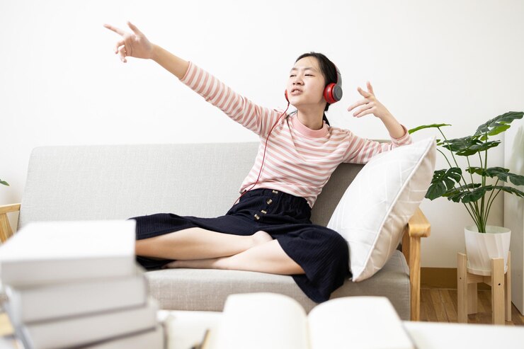 Photo 一個年輕的女人坐在家裡的沙發上