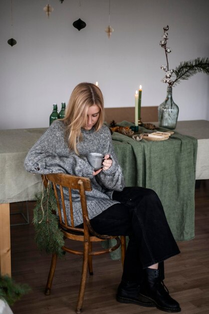 Photo young woman sitting on sofa at home