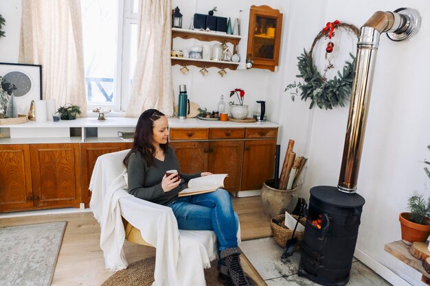 Foto giovane donna seduta sul divano a casa