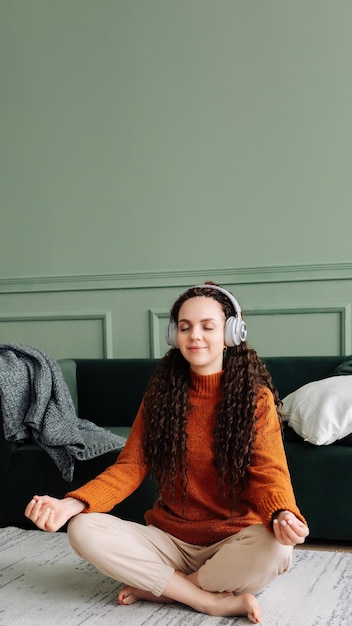 Photo young woman sitting on sofa at home