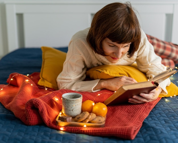 Photo young woman sitting on sofa at home