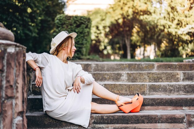 Photo young woman sitting on steps