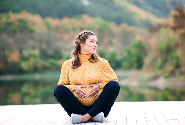 Photo young woman sitting on table