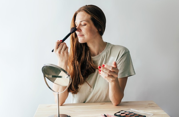 Photo young woman sitting on table