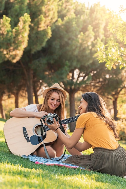 Photo young woman sitting on tree in back yard