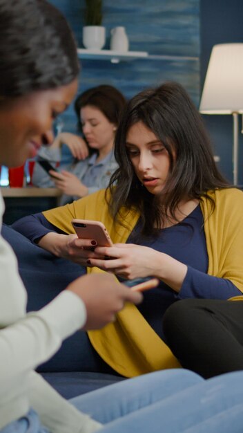 Photo young woman sitting with text