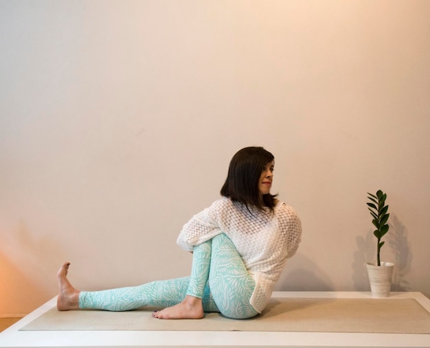 Photo young woman sitting in yoga pose