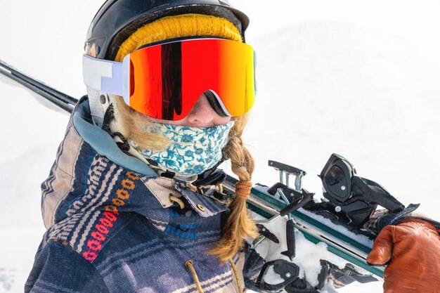 Foto giovane donna in vacanza sciistica in montagna ritratto grande cavaliere vacanza nella stazione sciistica