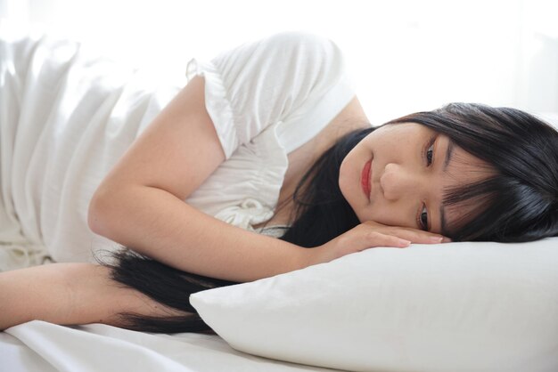 Photo young woman sleeping on bed at home