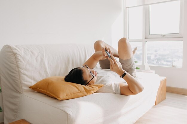 家のベッドで寝ている若い女性