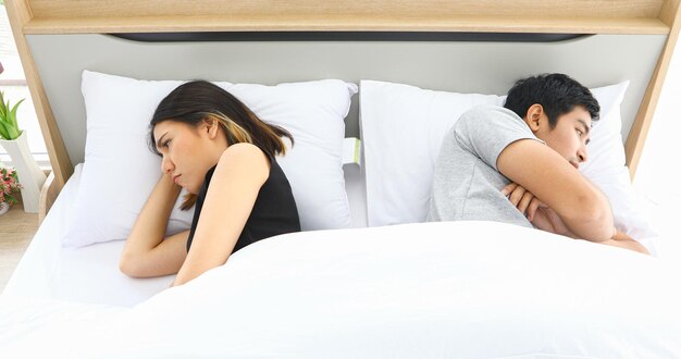 写真 ベッドで眠っている若い女性