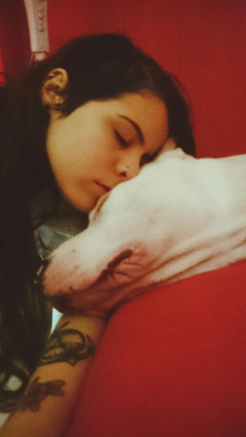 Foto giovane donna che dorme con il cane