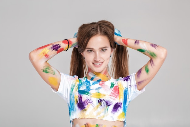 Photo young woman smeared in multicolored paint