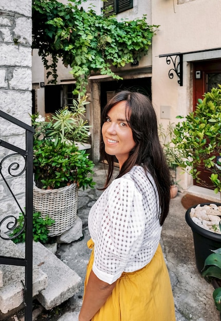 Photo young woman smiling at camera old town houses architecture lifestyle travel