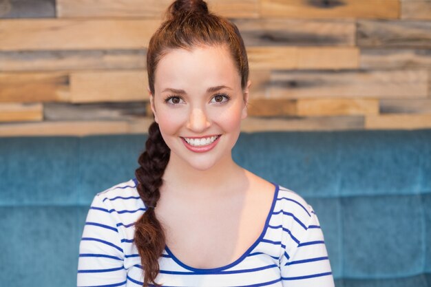 Photo young woman smiling at camera