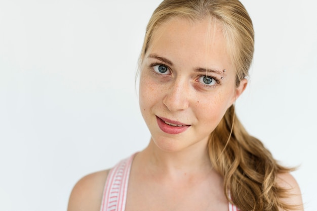 Foto concetto allegro sorridente della giovane donna