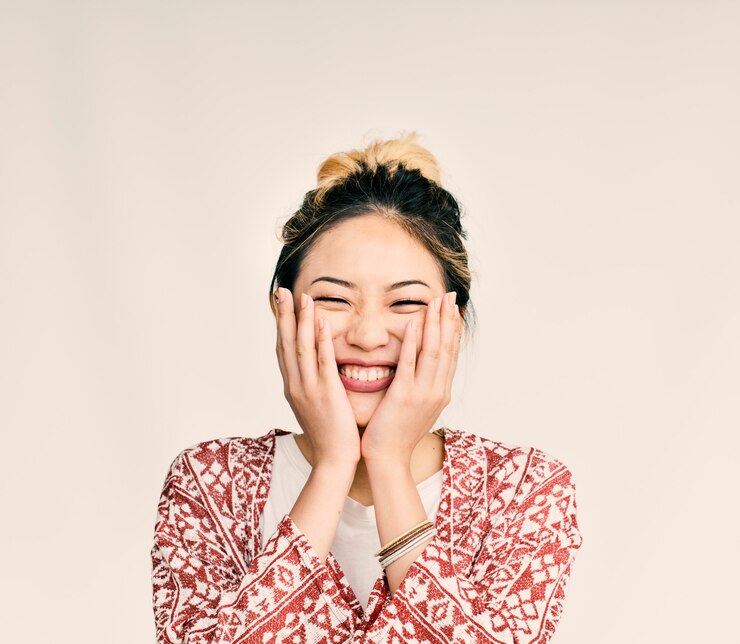 Photo 젊은여자가 웃 고 쾌활 한 개념