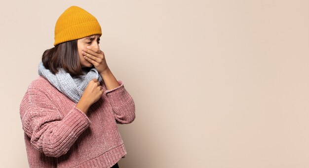 Photo young woman smiling cheerfully and casually, taking hand to head with a positive, happy and confident look