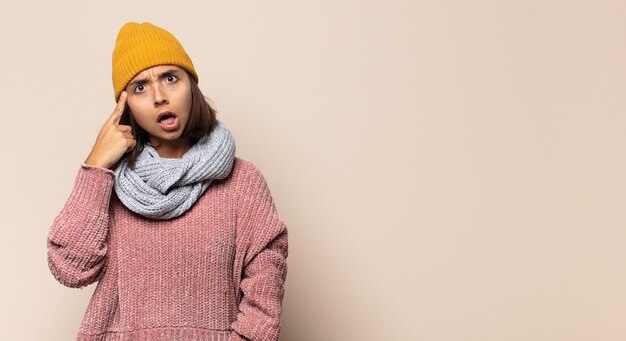 Foto giovane donna che sorride con orgoglio e sicurezza