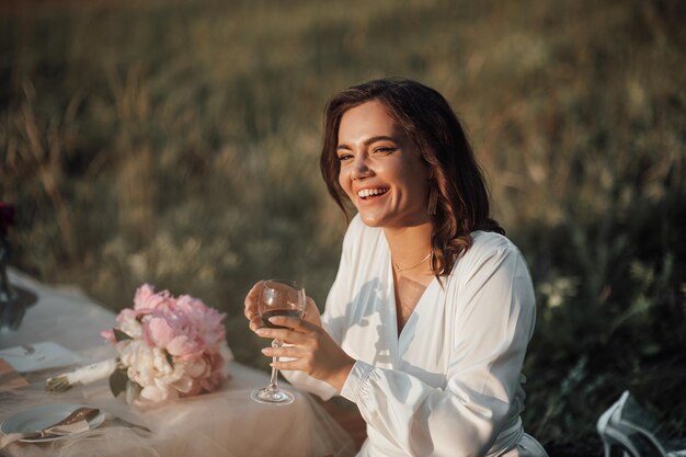 Photo young woman smiling while holding flower