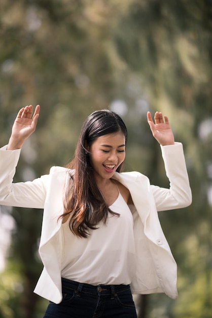 写真 笑顔の若い女性