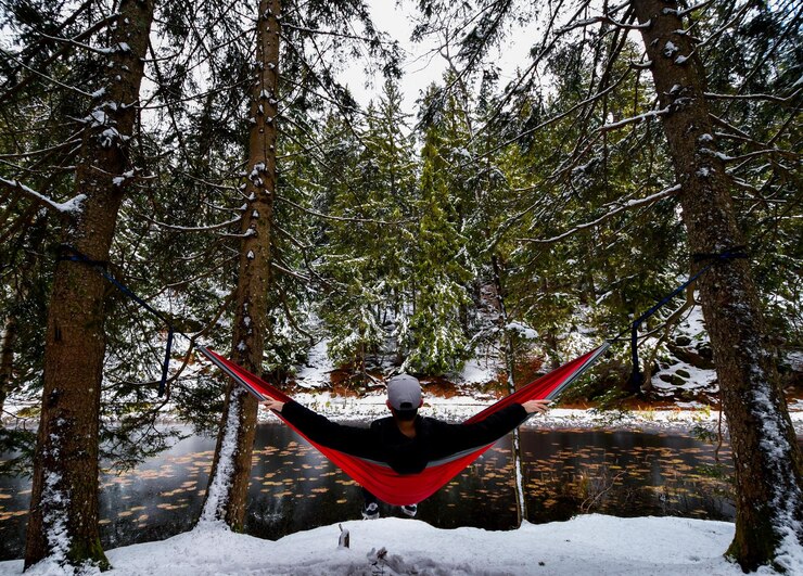 Photo young woman in snow covered trees in forest