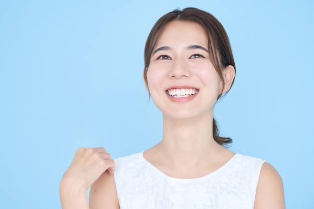 Young woman speaking and blue background